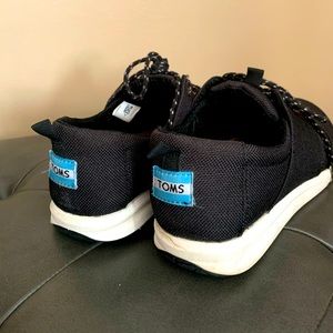 TOMS canvas lace up walking shoes